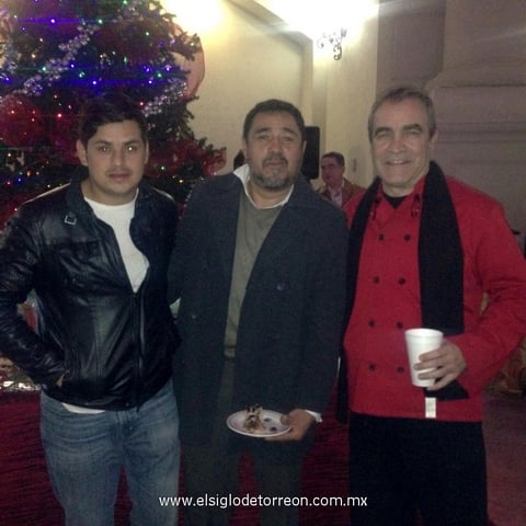 10012015 DISFRUTAN AMENA CONVIVENCIA.  Xavi, Jesús y Efrén en la Rosca de Reyes a proveedores del Club Montebello.