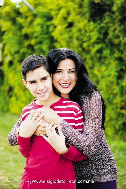11012015 Lola disfrutando de una sesión fotográfica en compañía de su hijo Richi.- Érick Sotomayor Fotografía