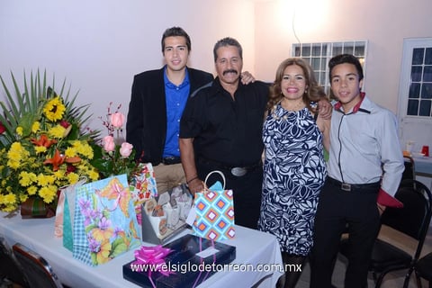 11012015 CUMPLIó AñOS.  Graciela Pasillas en compañía de su familia: Erving, Arturo y Bryan.
