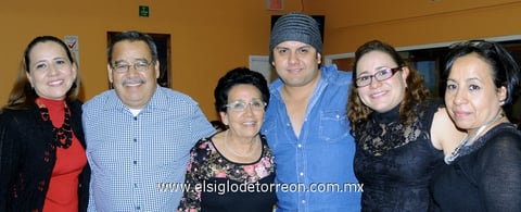 11012015 FESTEJA UN AñO MáS DE VIDA.  Genoveva García con sus hijos Javier, Juan Carlos, Rocío, Liliana y Rebeca.