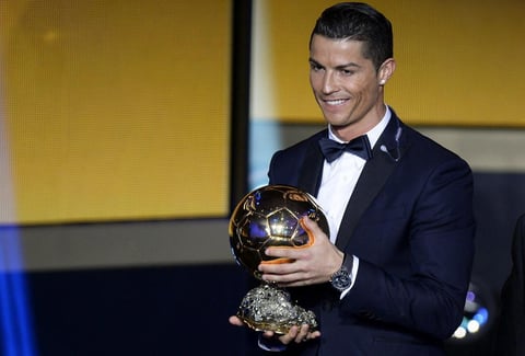 El futbolista del Real Madrid recibió con una gran sonrisa el premio que lo acredita como el mejor jugador de 2014, año en que ganó la Copa del Rey, Champions, Supercopa de Europa y el Mundial de Clubes.