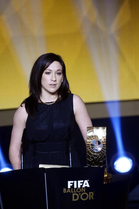 La mediocampista alemana Nadine Kessler ganó el premio Jugadora Mundial de la FIFA, gracias a su excelso 2014 que complementó con títulos y el buen aporte a su club y a la selección nacional.