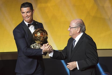 Ronaldo, engalanado con traje azul y negro con camisa blanca y moño, subió al podio una vez que el exjugador francés Thierry Henry dio a conocer al triunfador, con Joseph Blatter, presidente del máximo organismo futbolero, como testigo.