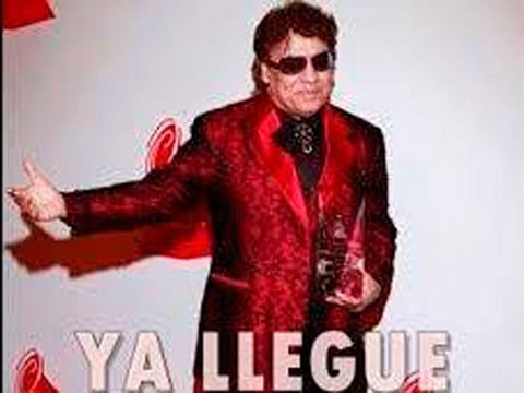 Hubo quienes de plano confundieron al crack argentino a su llegada a la alfombra roja tras presentarse con un llamativo atuendo.