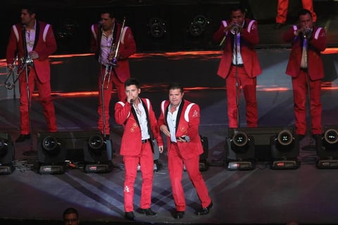 La numerosa agrupación de música sinaloense apareció con su arrollador atuendo en color rojo, que utilizan en presentaciones especiales.