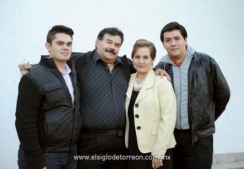 16012015 AMENA CONVIVENCIA.  Jens, Jesús, Rita y David Arturo muy felices en pasada celebración.