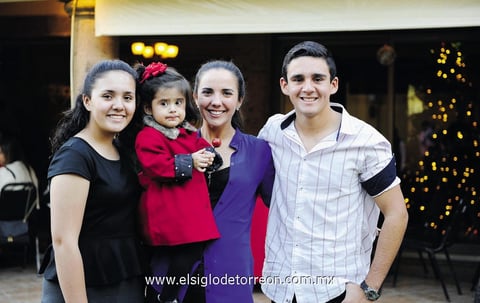 16012015 SE REÚNEN.  Karla, Renata, Paulina y Beto.