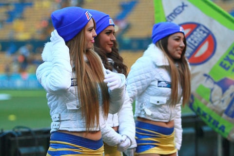 Las porristas de Tigres ante el intenso frío en Monterrey.