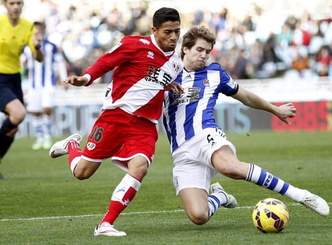 Javier Aquino, con el Rayo Vallecano, ha jugado en 14 encuentros de Liga de 19 posibles (722 minutos para 38%), se ha debatido entre la suplencia y la titularidad.