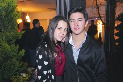 23012015 fiesta sorpresa. Ana Cris Ciper Acosta acompaÃ±ada de RaÃºl. 
 Mikael y Vanessa fueron los padrinos del pequeÃ±o Peter.