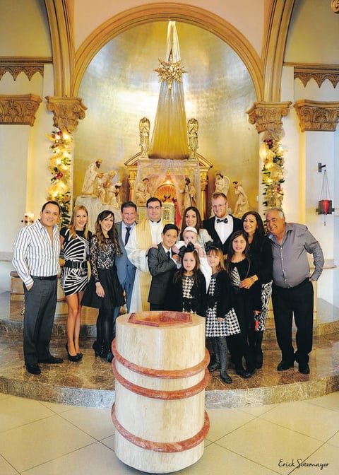 23012015 En familia. Peter, feliz en la ceremonia. Peter Leonardo Halldin GonzÃ¡lez con sus papÃ¡s, Nadia Karina GonzÃ¡lez y Robin Halldin. Bautizan al pequeÃ±o Peter Emotiva ceremonia religiosa