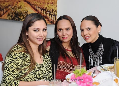 23012015 ENTRE AMIGAS.  Daniela, Ana Luisa y Mónica.