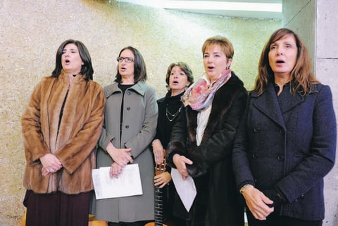 23012015 La feliz pareja. El coro en la ceremonia religiosa estuvo a cargo de las hijas: Rosario, Carmen Elena, Lorena, Cecilia y Ana Cristina.