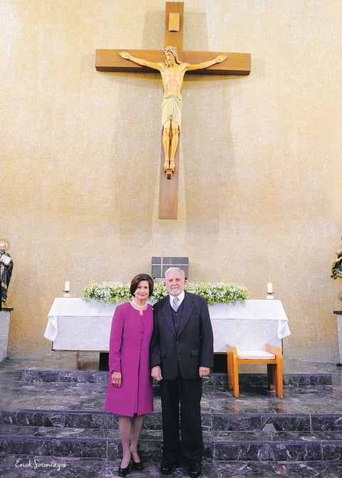 23012015 La feliz pareja. El coro en la ceremonia religiosa estuvo a cargo de las hijas: Rosario, Carmen Elena, Lorena, Cecilia y Ana Cristina.