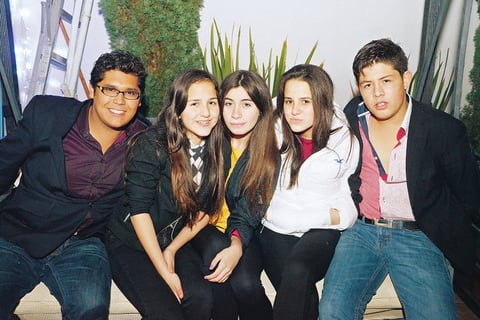 23012015 La cumpleaÃ±era. Juan Pablo, Adriana, Ilsse, Ana Cris y Alan. Maritere y Cristy.