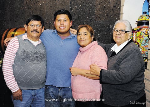 25012015 Zdenko disfrutó su día en compañía de sus abuelos Mayela Cassio y Roberto Aguirre, y su bisabuela Isabel Martínez.