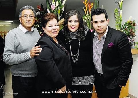 25012015 Lic. Javier Vallejo y Coco Rosas de Vallejo con sus hijos Mariana y Javier Vallejo Rosas.