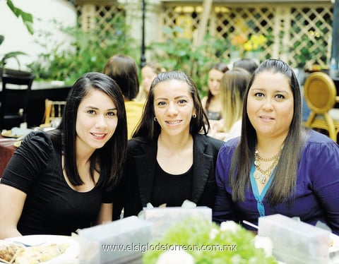 25012015 ENTRE AMIGAS.  Karina, Verónica y Betty.