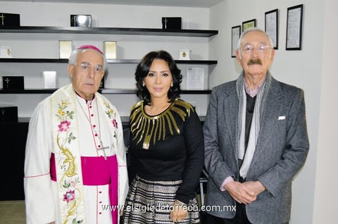 25012015 Señor Obispo Don José Guadalupe Galván, Paty Flores e Ing. Javier Lara.