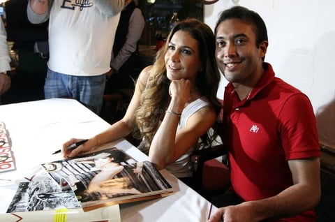 Paty no se negó a complacer a sus fans posando junto a ellos.