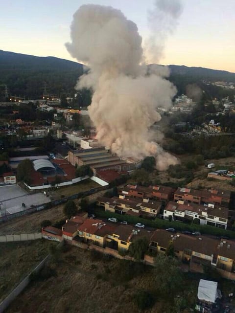 Una fuerte columna de humo causó la explosión.