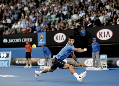 "Nole" rompió dos veces seguidas, y maniató a su rival en el fondo. Golpeó con rabia y con el puño cerrado al vacío dos veces cuando logró el 5-0.
