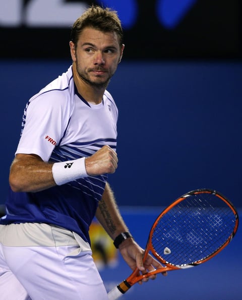 Wawrinka pedía al fisio del torneo que echara gotas humectantes en sus ojos, se recuperaba y salvaba dos puntos de set en el décimo juego para forzar un desempate donde el serbio se mostró magistral para ganar el primer parcial en 43 minutos.