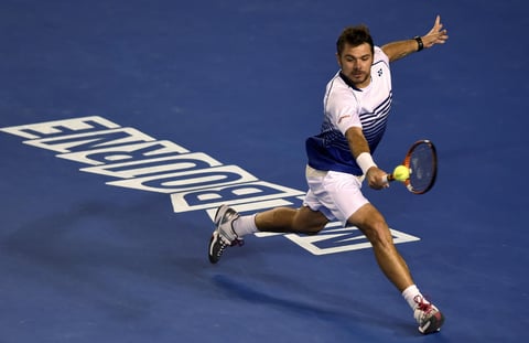 "Nole" perdió la ventaja en el primer set y Stan le quebró 4-3, el serbio respondió iracundo, y destrozó su raqueta, golpeando su arma contra su banquillo y el suelo.