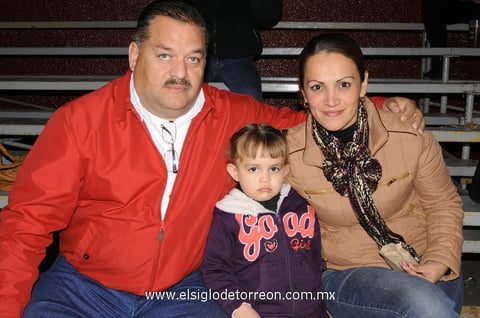 30012015 Gustavo, Camila y Claudia Acosta.