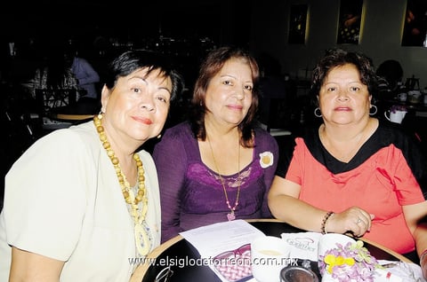 31012015 DISFRUTAN DESAYUNO. Patricia, Julieta y Tere.