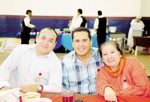 31012015 DIVERTIDA CELEBRACIóN.  Juan Manuel, Omar y Raquel.