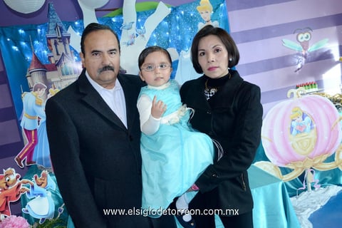 31012015 CUMPLE TRES AÑOS.  Elisa María Salcido Matías con sus papás, Ignacio y Perla.