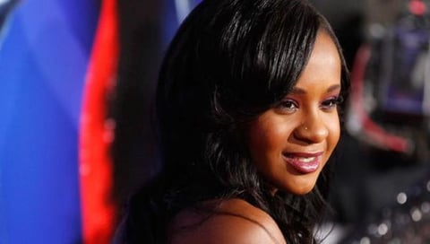 26 de julio | Bobbi Kristina Brown. La hija de la fallecida artista Whitney Houston y el cantante de R&B Bobby Brown, murió tras cerca de siete meses de haber sido hallada boca abajo e inconsciente dentro de una bañera.