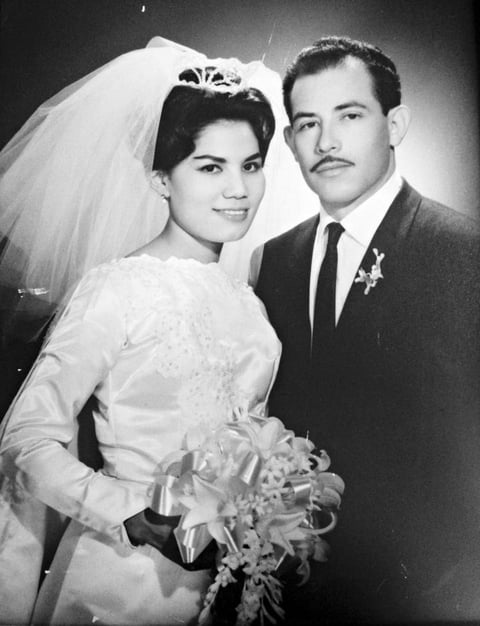 25012015 NiÃ±a Claudia Liliana Barajas ChÃ¡vez haciendo su Primera ComuniÃ³n de manos del Padre Gerardo ZatarÃ¡in en 1982, acompaÃ±ada de su madrina, MarÃ­a Trinidad Barajas GonzÃ¡lez.