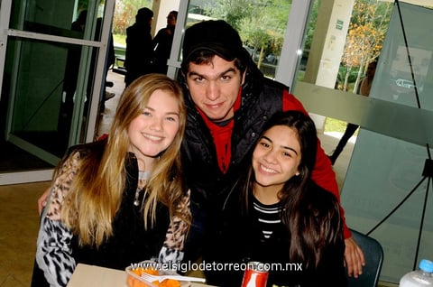 03022015 ENTRE CLASES.  Carlitos, Sofía y Flor.