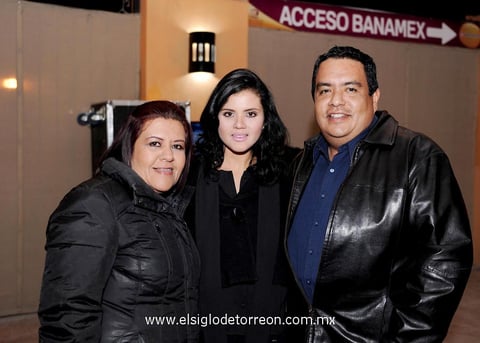 03022015 EN RECIENTE EVENTO.  Conchita, Suria y Salvador.