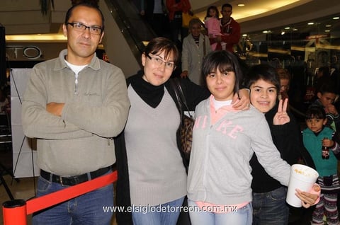 03022015 EN EL MALL.  Gerardo, Sandra, Nathalie y Andrés.