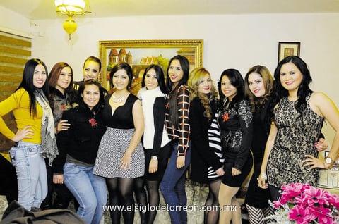 01022015 CERCA DE CASARSE.  Patricia Fuentes con algunas de sus invitadas a la despedida de soltera que se le organizó por su enlace matrimonial el 28 de marzo.