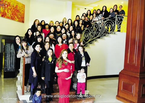 01022015 Familiares y amigas acudieron a felicitarla y brindarle los mejores deseos para su nueva etapa de mamá.