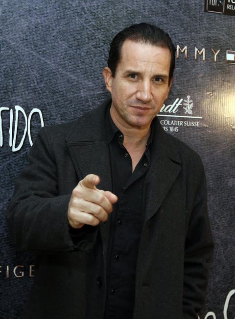 Plutarco Haza, miembro del elenco de la obra, también desfiló por la alfombra.