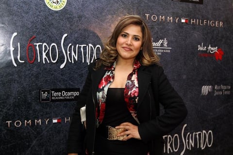 La actriz Vanessa Bauche desfiló por la alfombra roja del estreno oficial de El otro sentido.