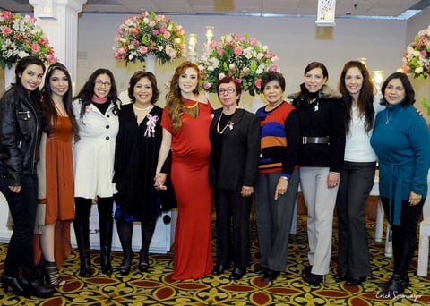 Alejandra con Carolina, Estela, Ana Lucía, Rosario, Mela, Elvia, Marcela, Esdene y Margarita.