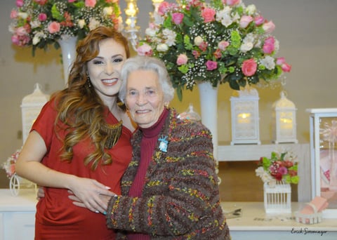 Alejandra y Aurora Genel de Urby.