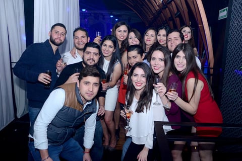 Amigos festejando a Aly Recio.