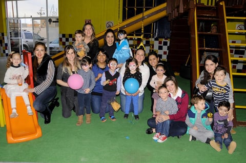 Apaga cuatro velitas. Vanessa López Abularach celebró su cumpleaños rodeada de mucho cariño. La fiesta estuvo cuidada a detalle por sus papás, María Elena y Alfonso López.