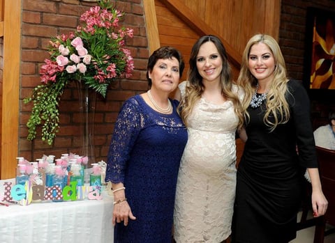 Con su mamá, Lily González de Sepúlveda, y su cuñada, Fernanda Padrelín.