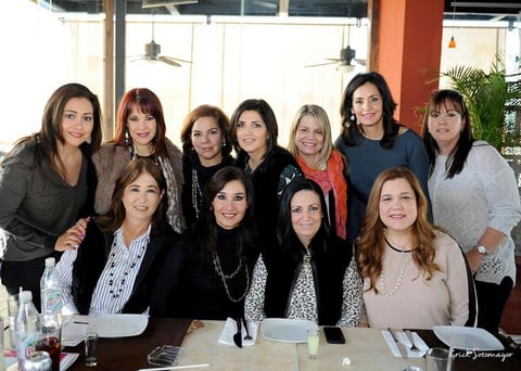 La cumpleañera acompañada de sus amigas.