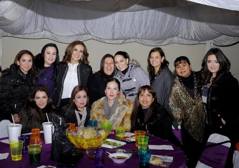 La cumpleñaera con algunas de sus invitadas.