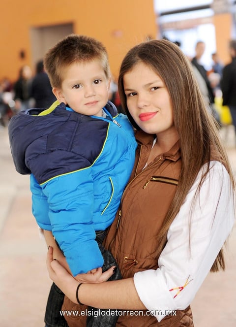 06022015 EN EL COLISEO.  José con su prima Pau.