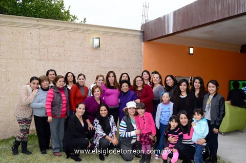 06022015 TIERNA ESPERA.  Jessica Kuri de García con las invitadas a su fiesta de canastilla.
